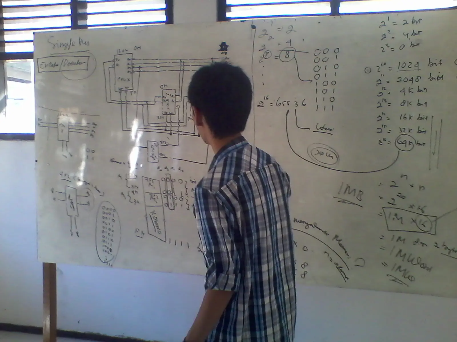 Foto saya yang lagi kebingungan melihat struktur dasar prosesor dan motherboard Foto saya yang lagi kebingungan melihat struktur dasar prosesor dan motherboard