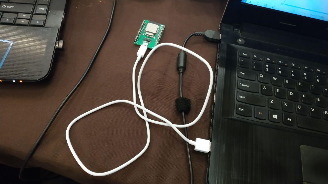 Menghubungkan lumpyboard dengan kabel data